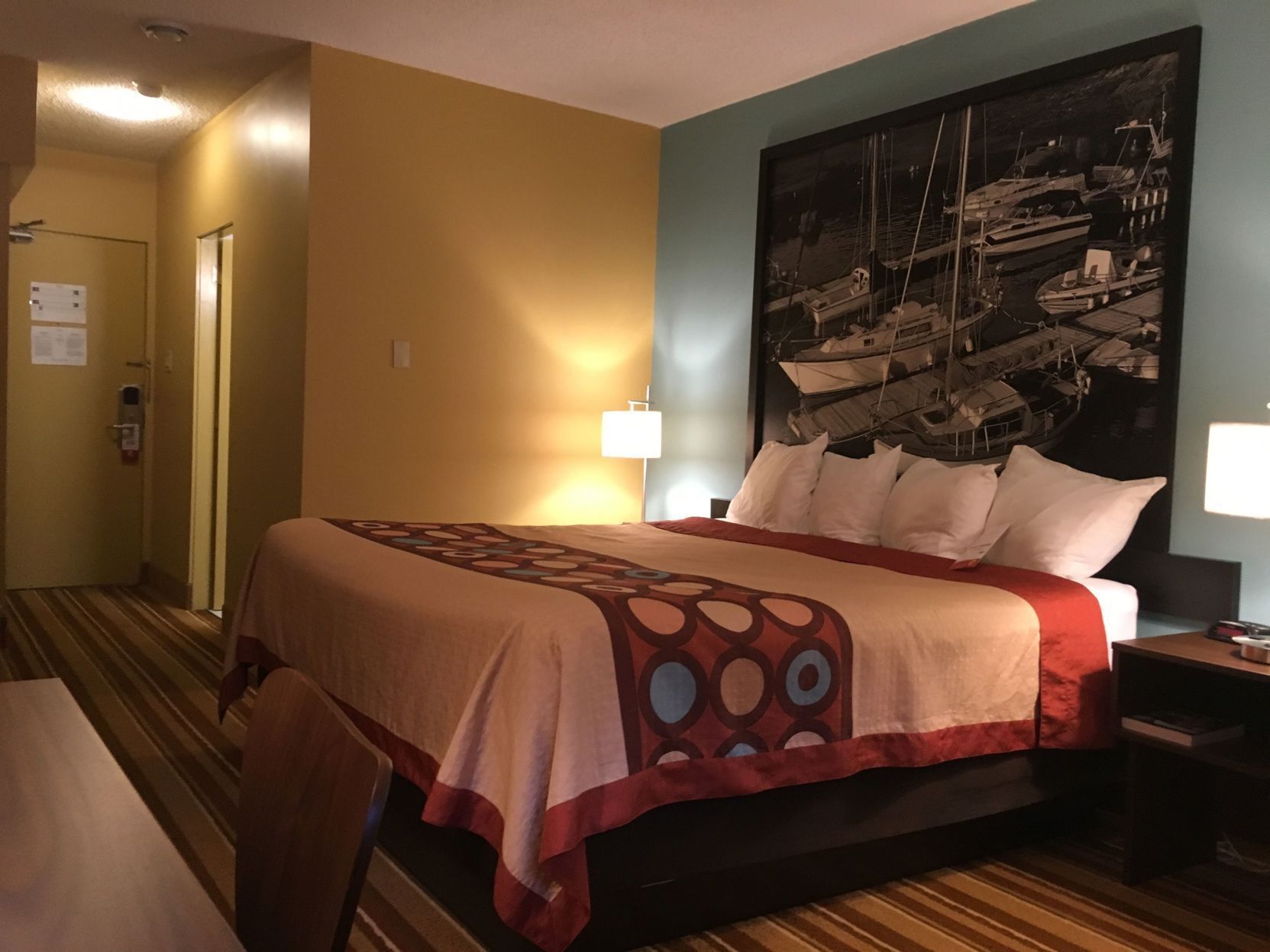 デスク、ベビーベッド (無料)、可動式ベッド、WiFi (無料)