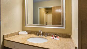 Kombinasi shower/bathtub dan perlengkapan mandi gratis