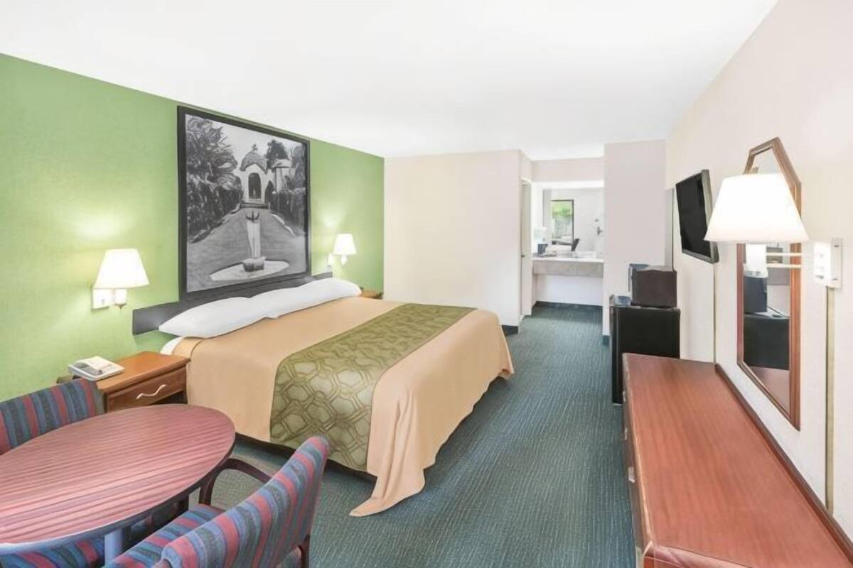 Desk, iron/ironing board, cots/infant beds, free WiFi