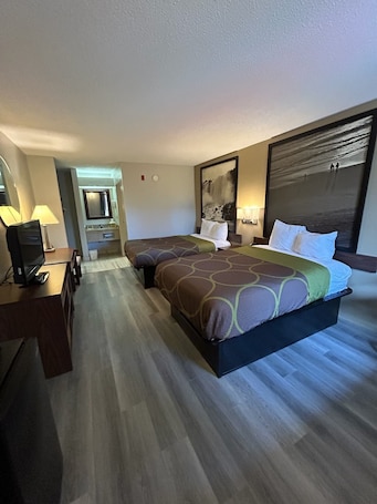 Escritorio, cortinas blackout y tabla de planchar con plancha