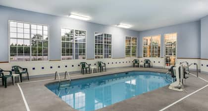 Super 8 by Wyndham Fayetteville