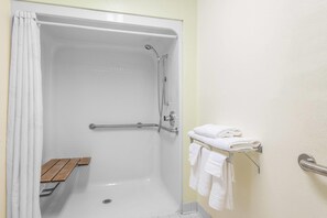 Escritorio, cortinas blackout y tabla de planchar con plancha 