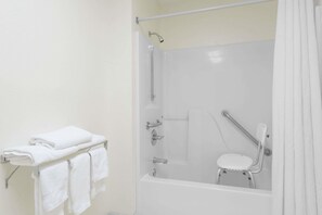 Chambre, 1 très grand lit, accessible aux personnes à mobilité réduite, non-fumeur (Mobility) | Salle de bain