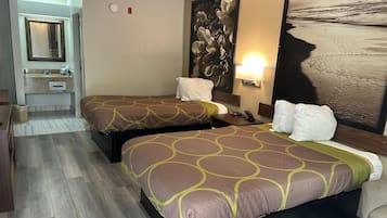 Escritorio, cortinas blackout y tabla de planchar con plancha