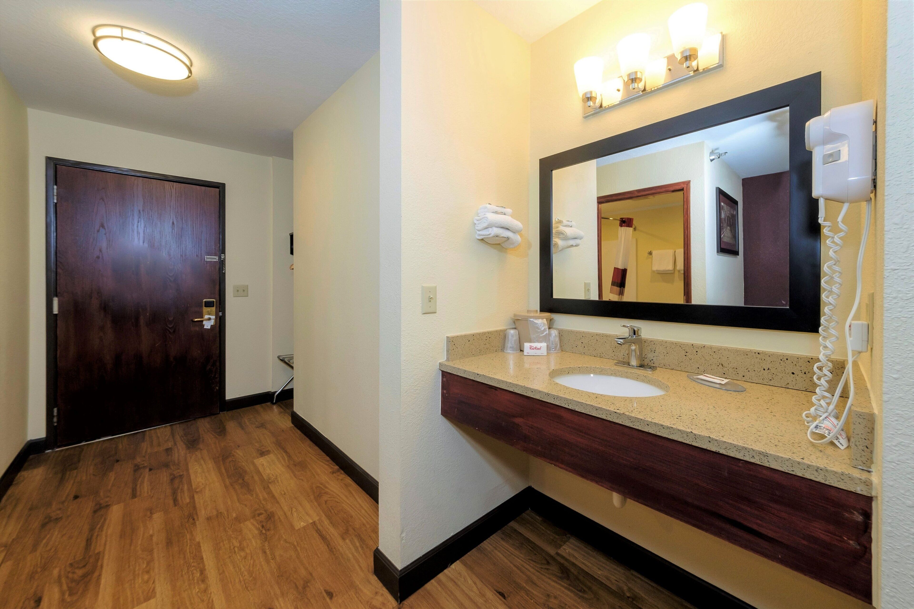 Superior Room, 1 King Bed, Jetted Tub (Smoke Free) | Bathroom
