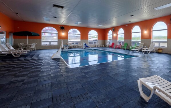 Innenpool, geöffnet von 08:00 Uhr bis 23:00 Uhr, Sonnenschirme