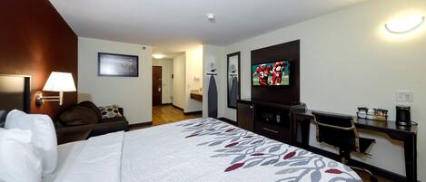 Schreibtisch, Verdunkelungsvorhänge, Bügeleisen/Bügelbrett