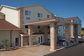 A multi-story hotel with a covered entrance and a brick facade. - Red Roof Inn Osage Beach - Lake of the Ozarks (Osage Beach)