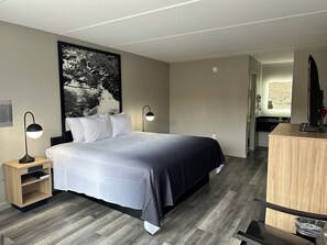 Desk, iron/ironing board, free cots/infant beds, free rollaway beds - Super 8 by Wyndham Kingsport /I-81 (Kingsport)