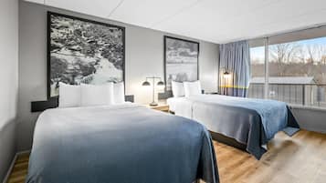 Skrivebord, strykejern/-brett og barnesenger (inkludert)