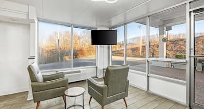 Super 8 by Wyndham Kingsport /I-81