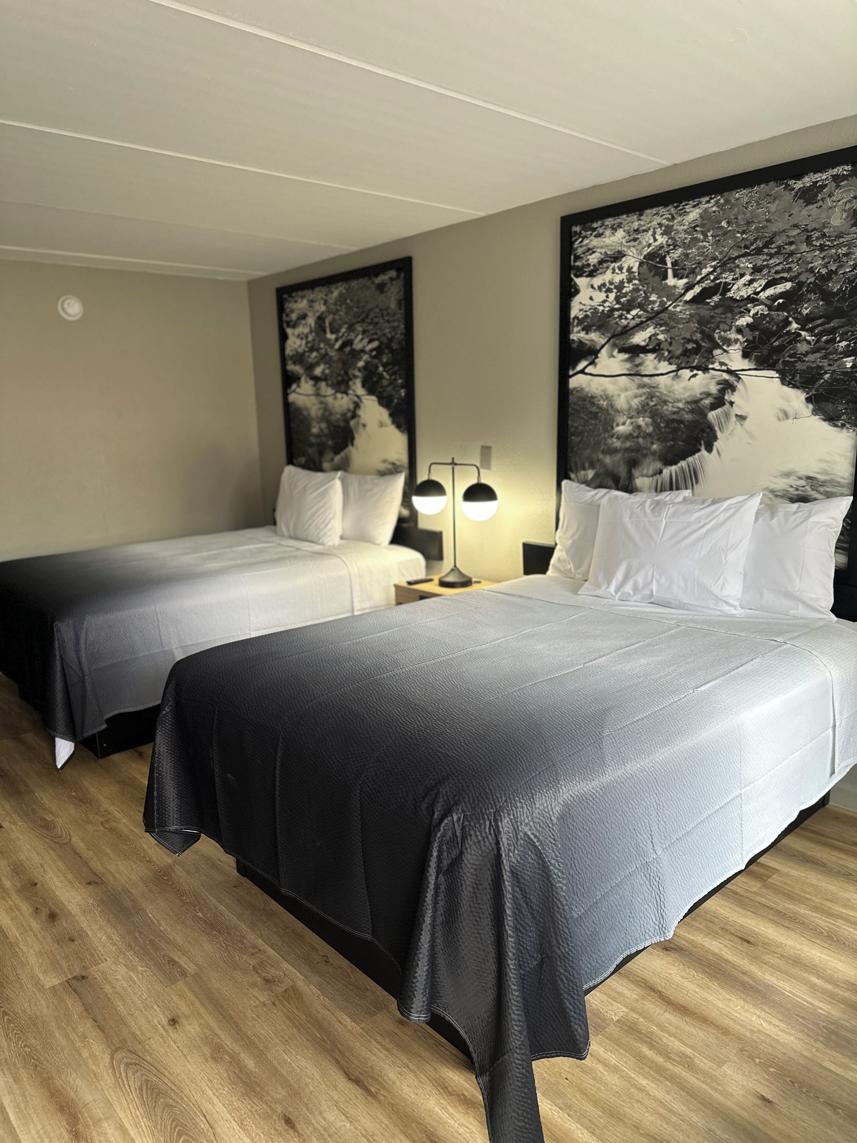 Escritorio, tabla de planchar con plancha y cunas gratuitas 