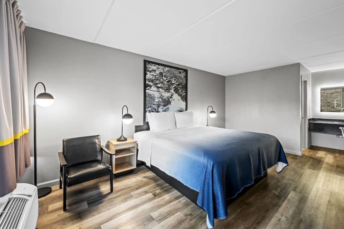 Bureau, fer et planche à repasser, lits bébé (gratuits)