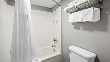 Combined shower/tub, free toiletries, hair dryer, towels