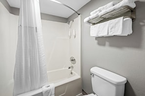 Ensemble baignoire-douche, articles de toilette (gratuits)