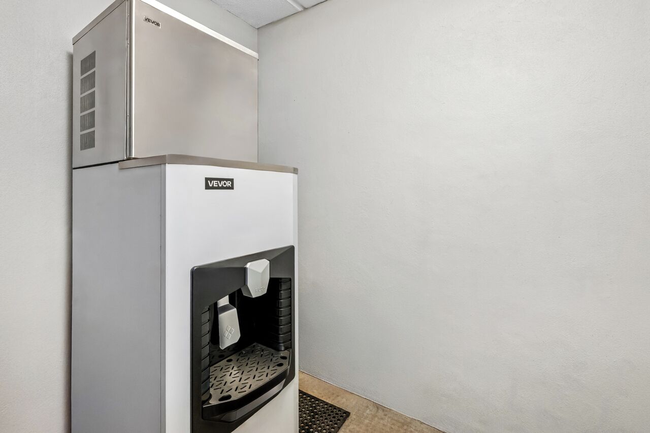 Mini-bar com dispensador de água e máquina de café.