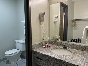 Habitación, 2 camas dobles, no fumadores | Baño | Artículos de higiene personal gratuitos, secador de pelo y toallas