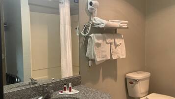 Zimmer, 2 Doppelbetten, Nichtraucher | Badezimmer | Kostenlose Toilettenartikel, Haartrockner, Handtücher