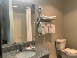 Habitación, 2 camas dobles, no fumadores | Baño | Artículos de higiene personal gratuitos, secador de pelo y toallas