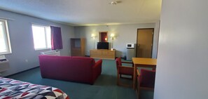 Suite, 1 King Bed | Living area