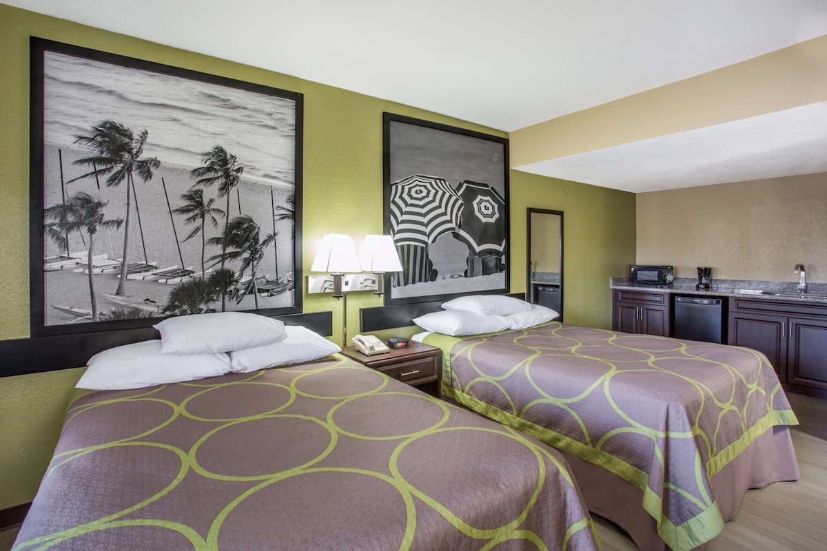 Escritorio, tabla de planchar con plancha y cunas gratuitas