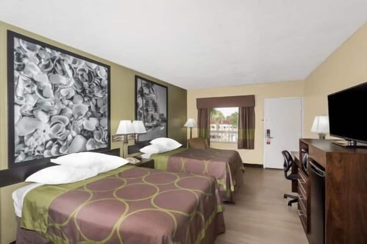 Escritorio, tabla de planchar con plancha y cunas gratuitas