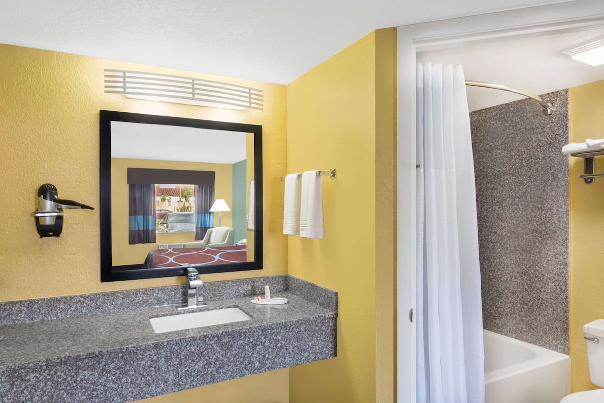 combined shower/bathtub, hair dryer, towels