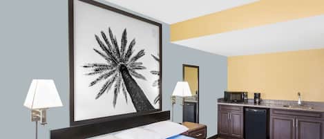 Een bureau, een strijkplank/strijkijzer, gratis babybedden, gratis wifi