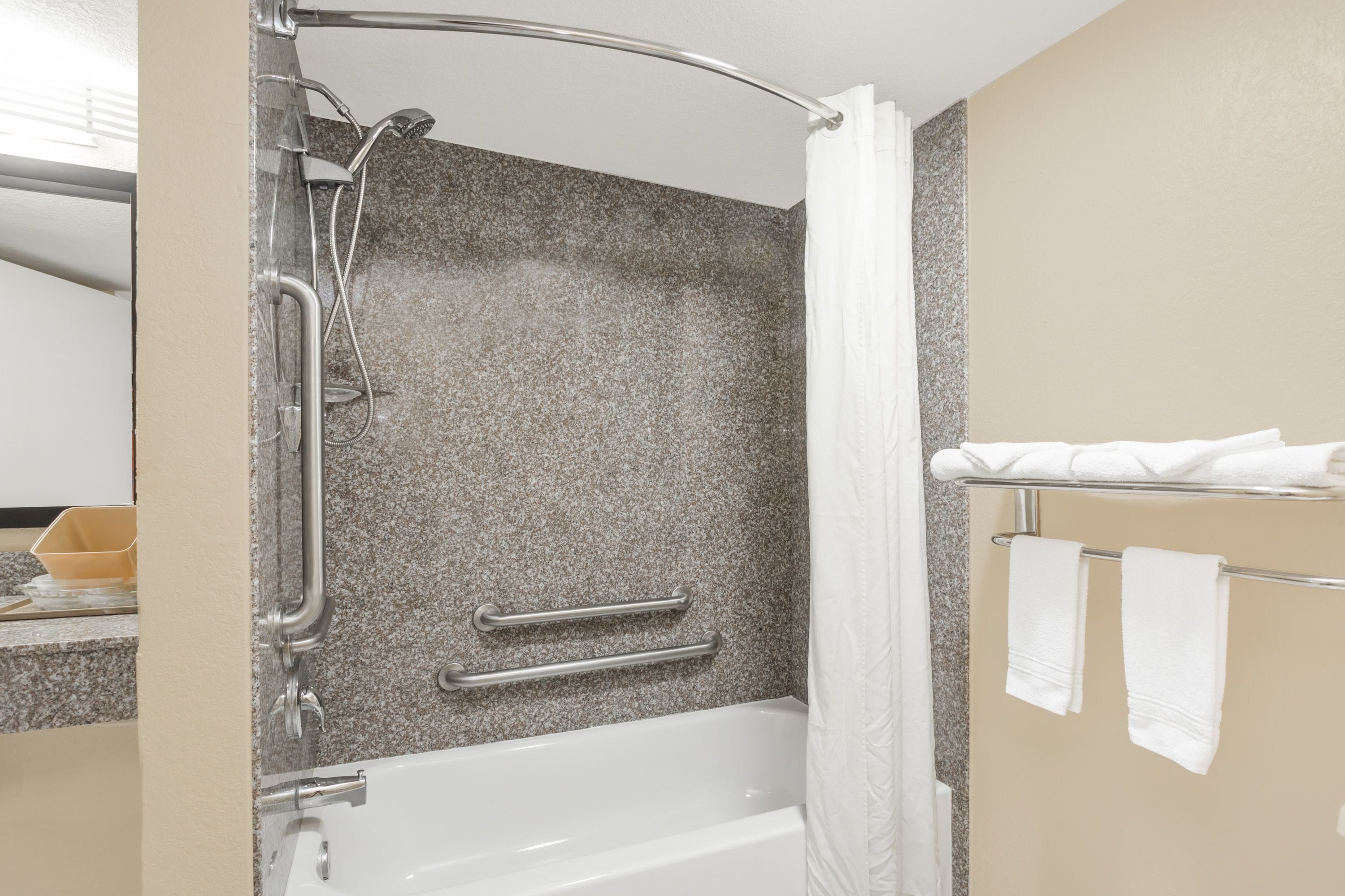 combined shower/bathtub, hair dryer, towels