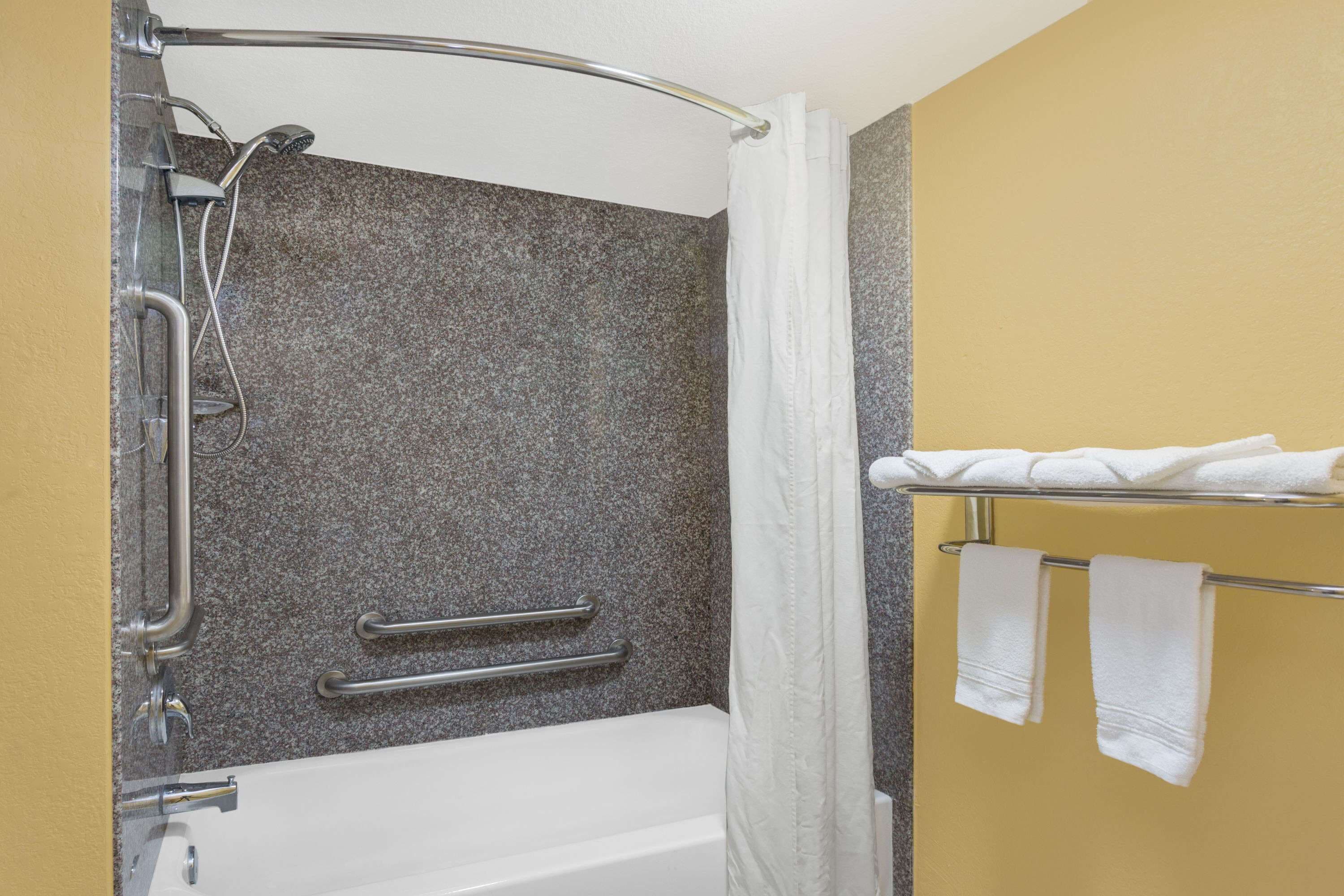combined shower/bathtub, hair dryer, towels