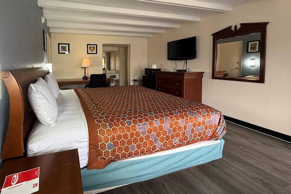 Standard Room, 1 King Bed, Non Smoking | Desk, rollaway beds (surcharge), WiFi (free), bed sheets