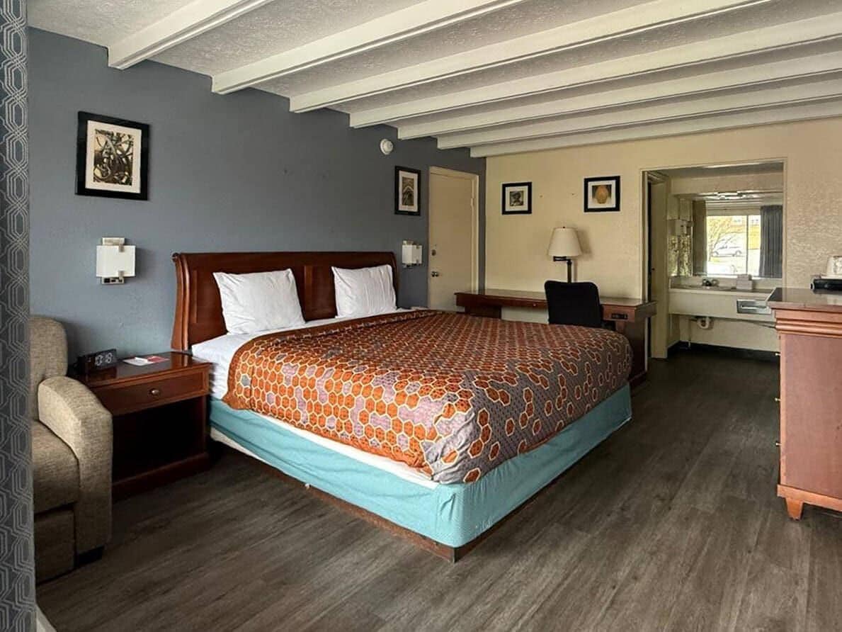 Habitación estándar, 1 cama de matrimonio grande, no fumadores | Camas supletorias, wifi gratis, ropa de cama