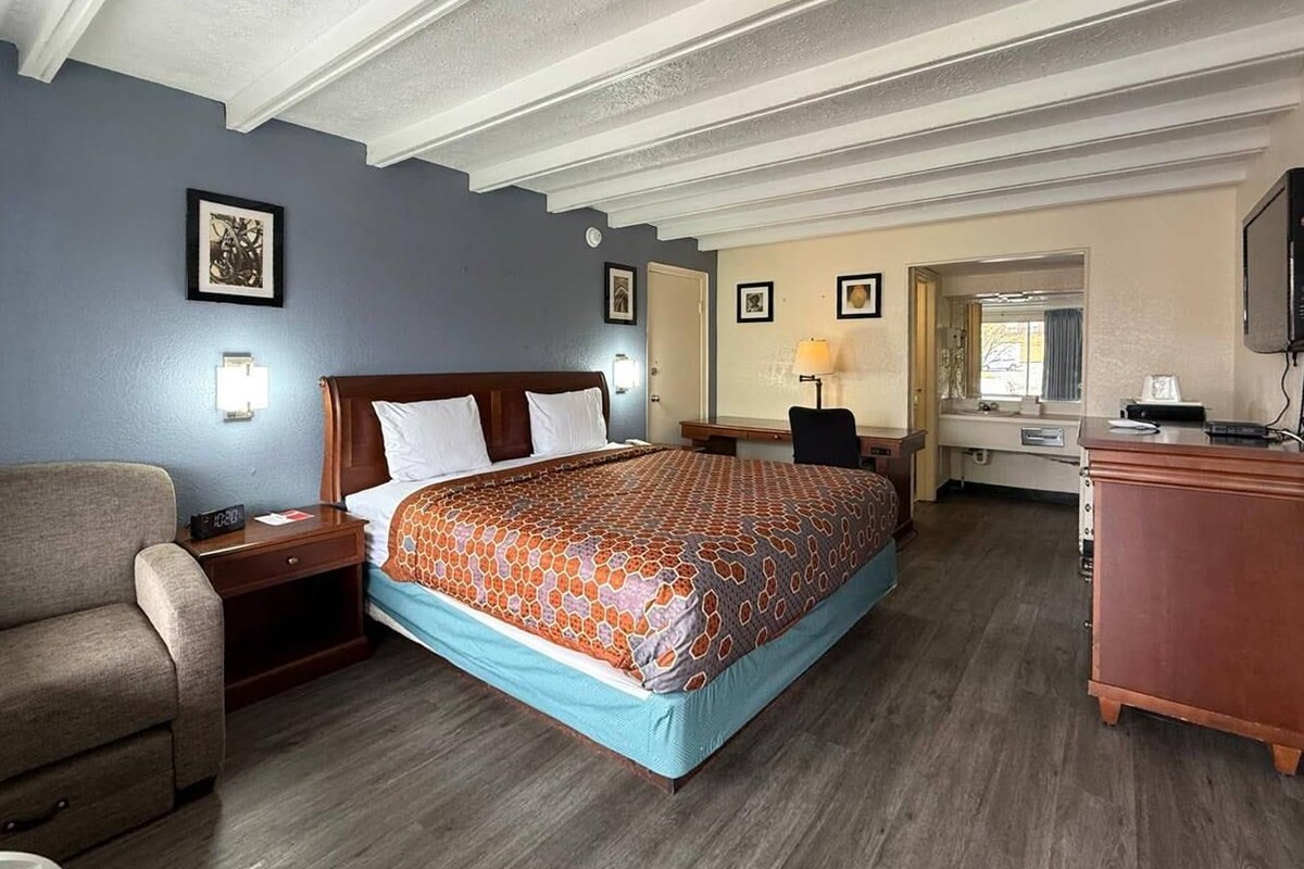 Een bureau, extra bedden, gratis wifi, beddengoed