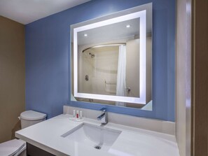 Combined shower/bathtub, free toiletries, hair dryer, towels