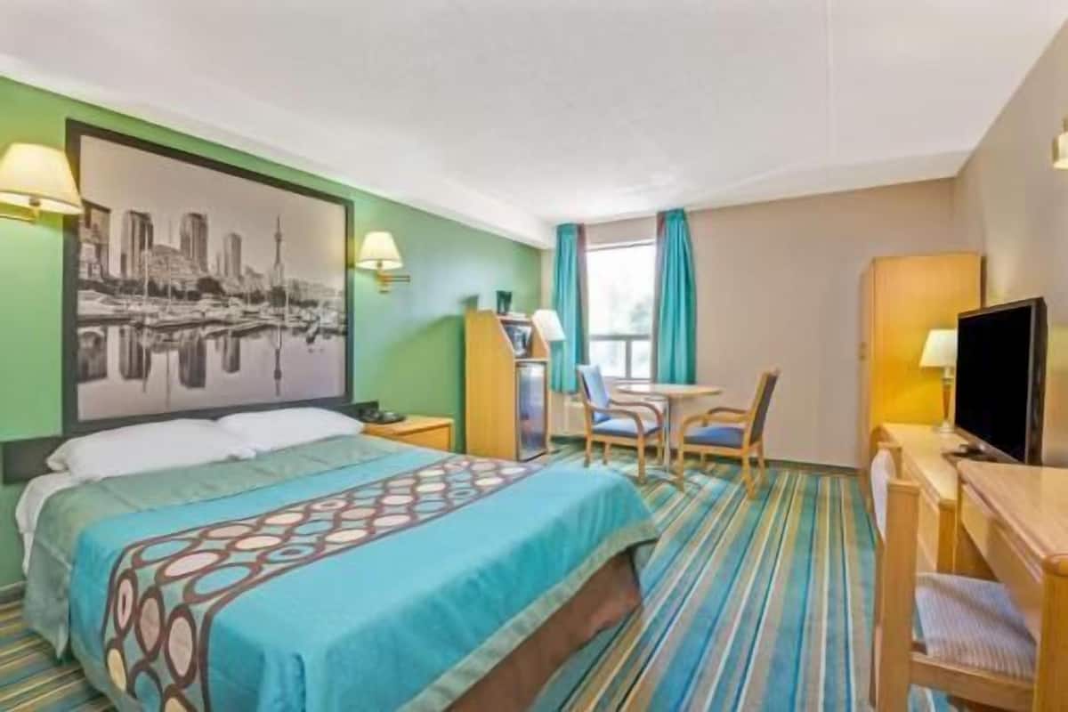 Pillowtop beds, desk, laptop workspace, blackout drapes