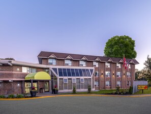 Exterior - Super 8 by Wyndham Toronto East ON (Toronto)