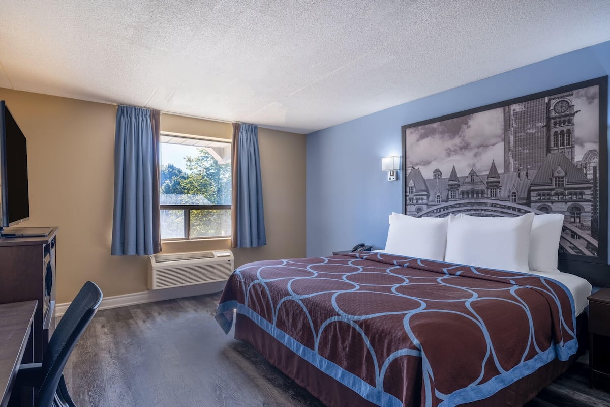 Habitación, 1 cama de matrimonio grande, frigorífico | Colchones con acolchado adicional y escritorio