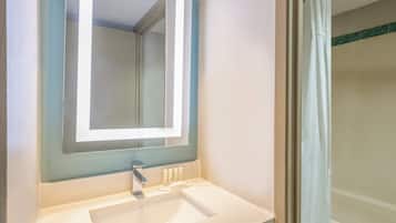 Combined shower/tub, free toiletries, hair dryer, towels