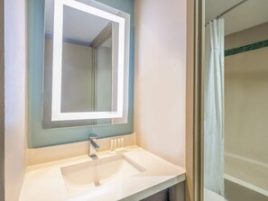 Ducha y bañera combinadas y artículos de higiene personal gratuitos