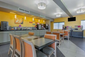 Free daily buffet breakfast - Best Western Plus The Four Corners Inn (Farmington)