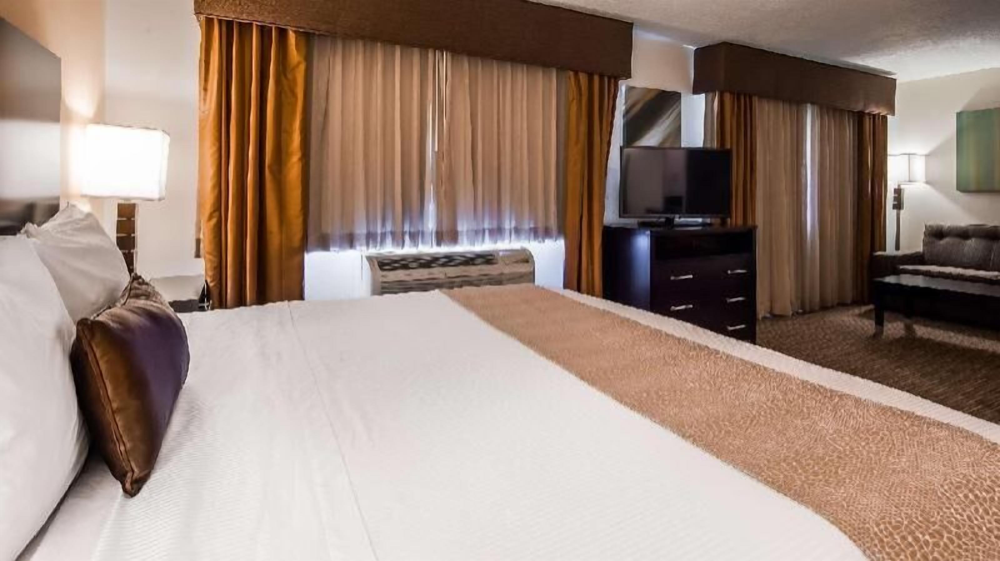 مكتب وستائر تعتيم ومكواة/لوح كي وواي فاي مجانًا