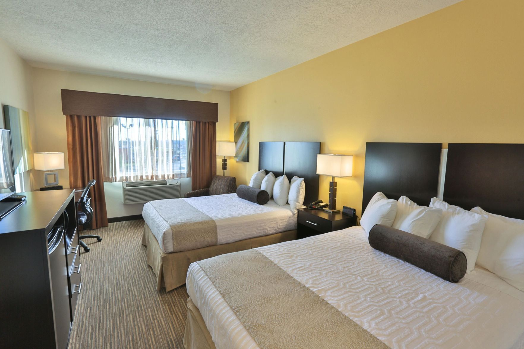 مكتب وستائر تعتيم ومكواة/لوح كي وواي فاي مجانًا