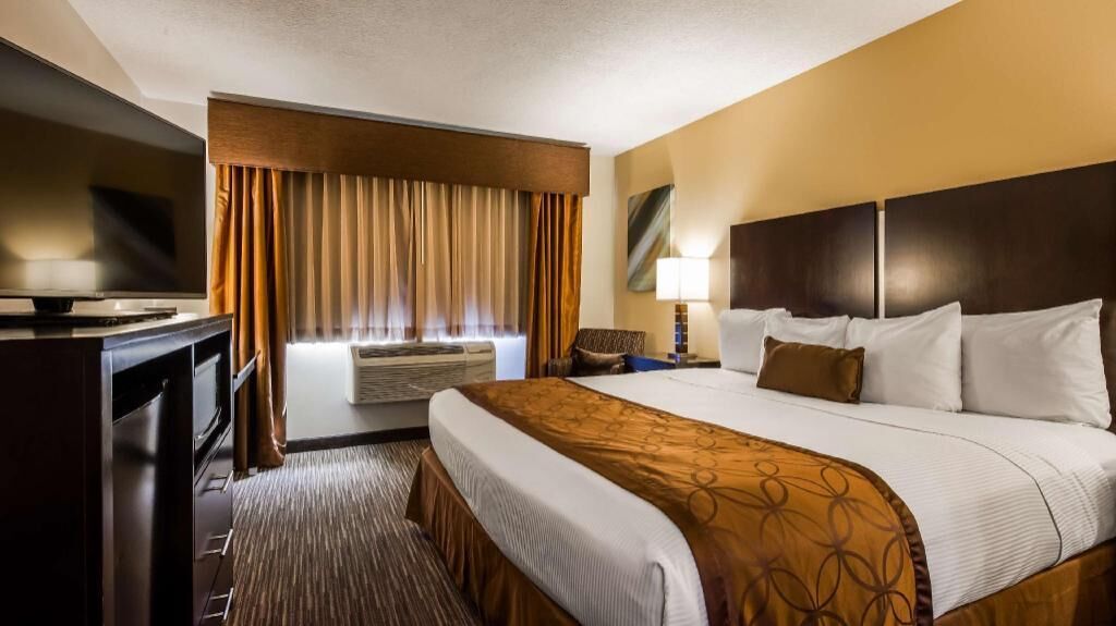 مكتب وستائر تعتيم ومكواة/لوح كي وواي فاي مجانًا