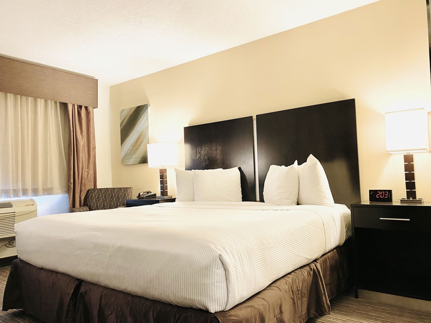 مكتب وستائر تعتيم ومكواة/لوح كي وواي فاي مجانًا