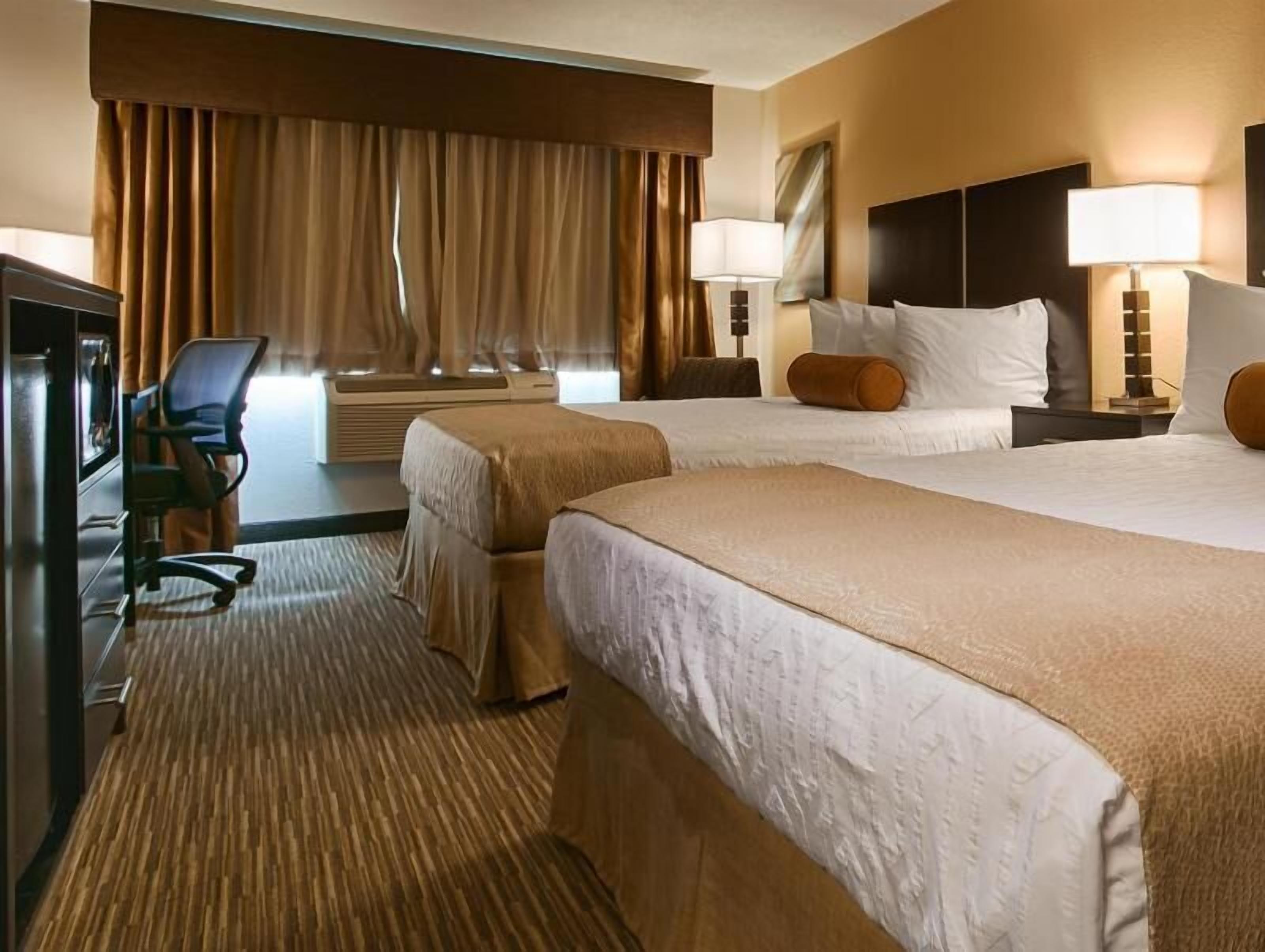 مكتب وستائر تعتيم ومكواة/لوح كي وواي فاي مجانًا