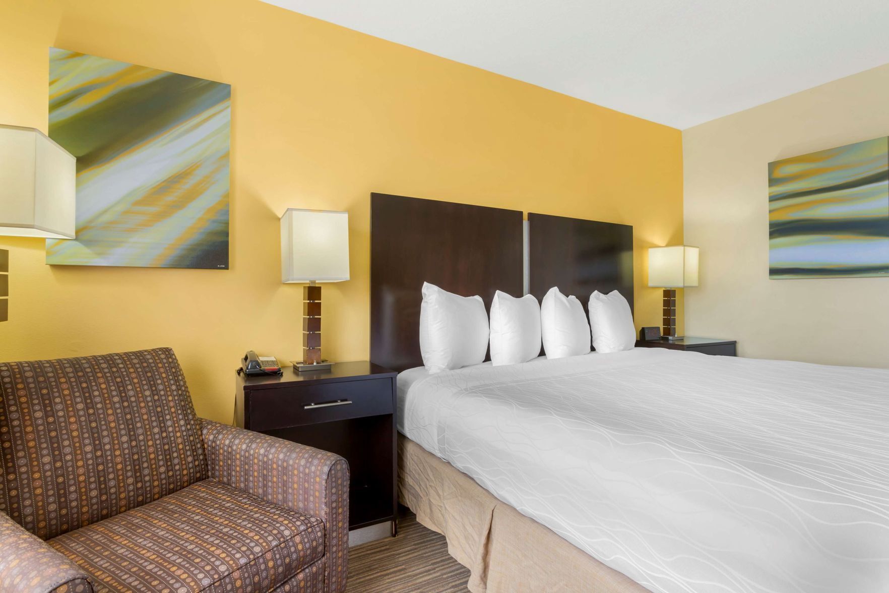 مكتب وستائر تعتيم ومكواة/لوح كي وواي فاي مجانًا