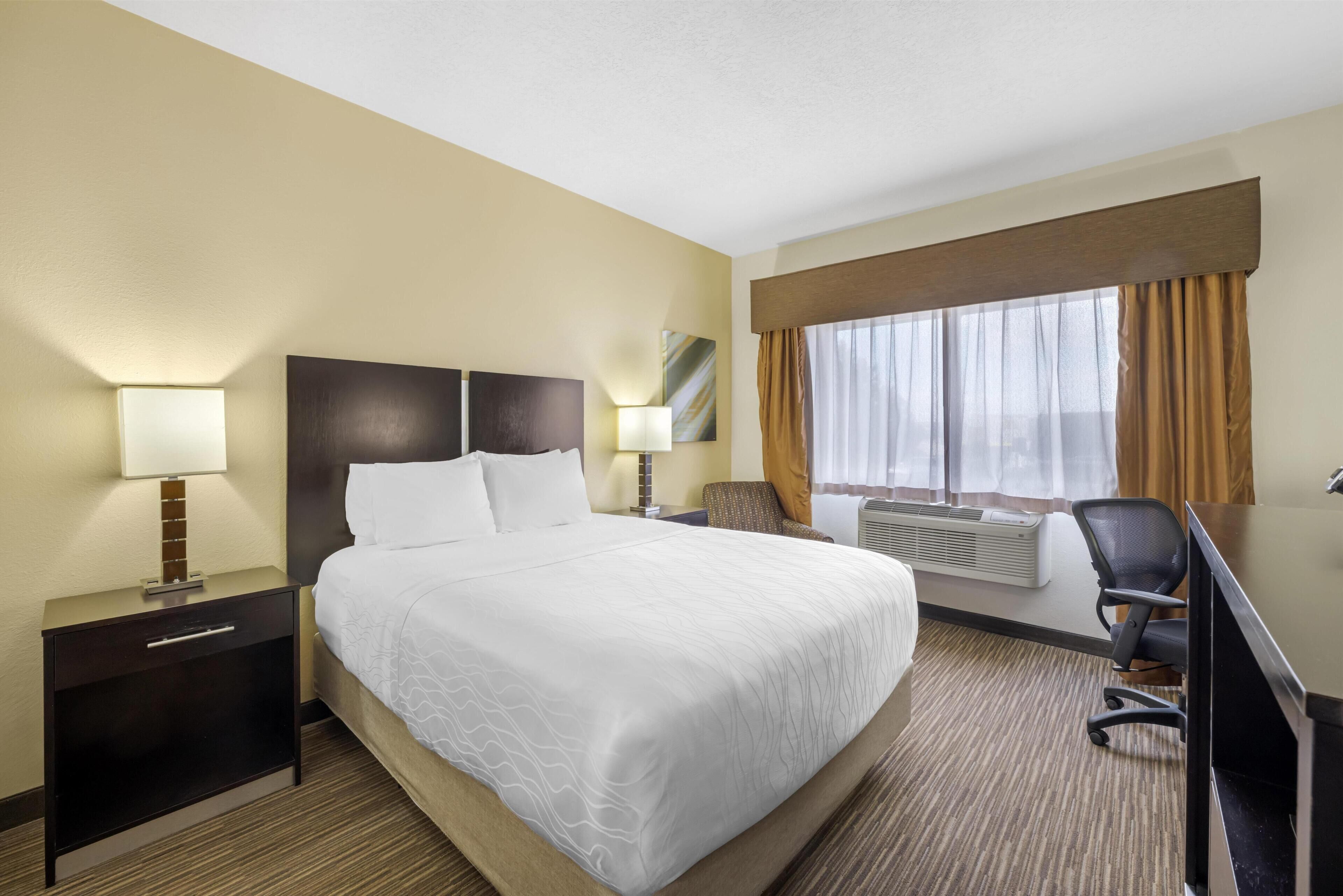 Standard Room, 1 Queen Bed, Accessible, Bathtub | Desk, blackout drapes, iron/ironing board, WiFi (free)