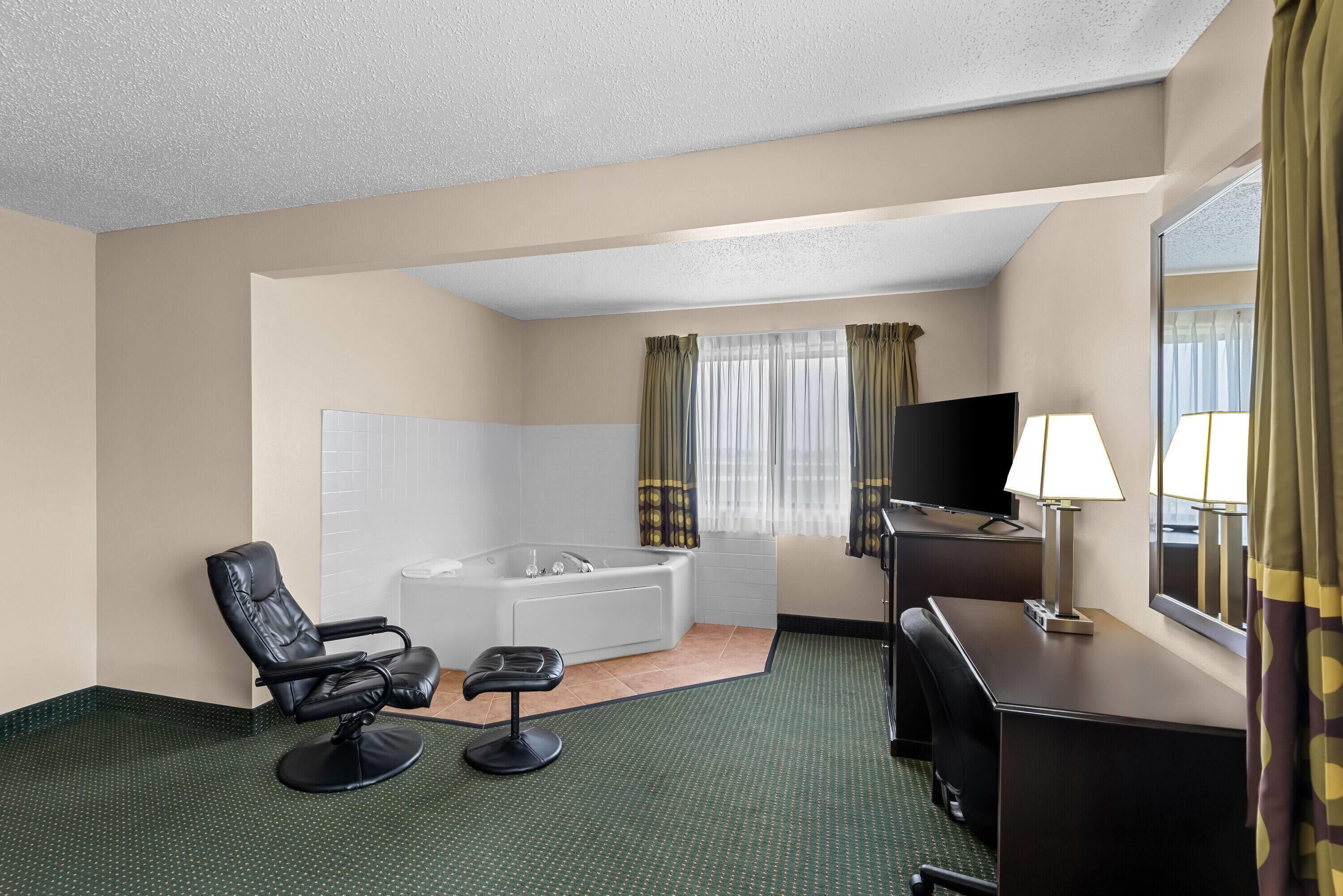 开间套房, 1 张大床, 无烟房 | 按摩浴缸