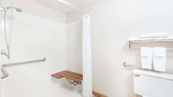 Combined shower/tub, free toiletries, hair dryer, towels