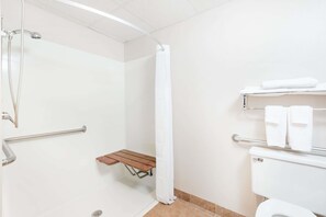 Een bad/douchecombinatie, gratis toiletartikelen, een haardroger